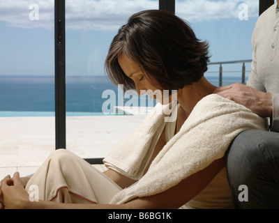 L'uomo massaggiare la moglie di spalle Foto Stock