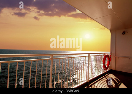 Lifebelt legato sulla ringhiera della nave Foto Stock