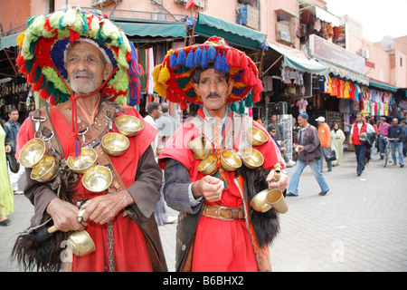 I venditori di acqua, Djemaa el-Fna, Marrakech, Marocco, Africa Foto Stock