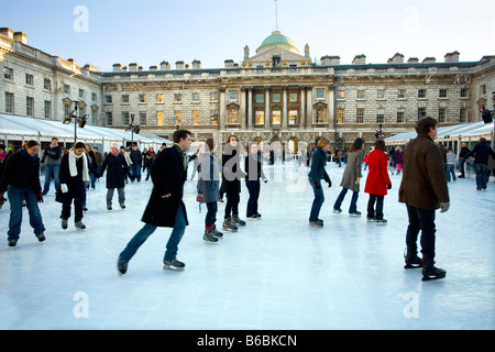 Il Natale pista di pattinaggio a Somerset House di Londra Foto Stock
