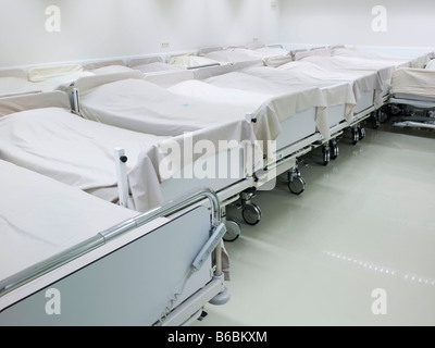 Letti vuoti in ospedale Foto Stock