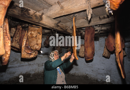 Carne immagazzinata in torri nella chiesa fortificata in Szekelyderz dariju villaggio in Transilvania Romania Foto Stock