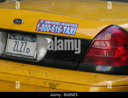 Driver voleva paraurti adesivo New York taxi giallo dettaglio cabina - Ford Crown Victoria auto Crown Vic Foto Stock