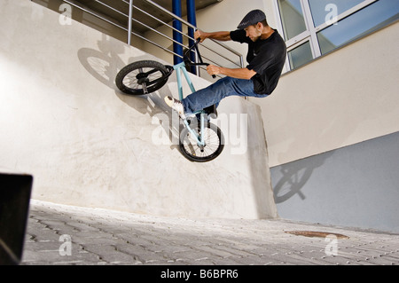 BMX'er fare wallride Foto Stock