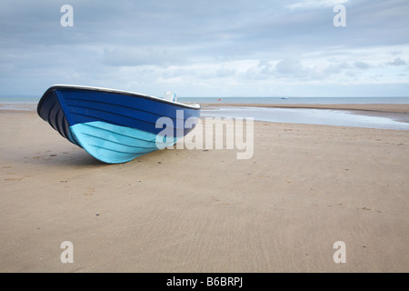 Piccola barca spiaggiata a Saundersfoot in Galles del Sud Foto Stock