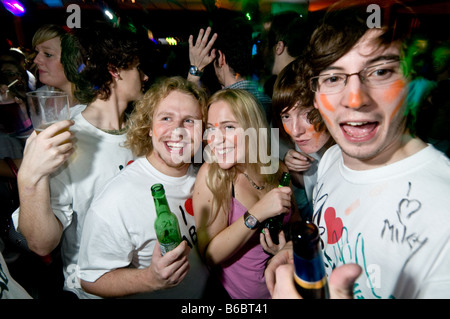 Giovani partying a Aberystwyth Studenti Universitari unione io amo Aber party night, Aberystwyth Wales UK Foto Stock