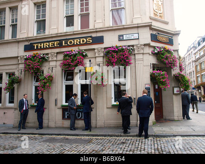 Tre Signori pub persone bere e fumare all'aperto St Clare Street London City Foto Stock