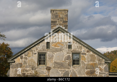 Vecchia casa fatta di appartamento di pietre di campo Foto Stock