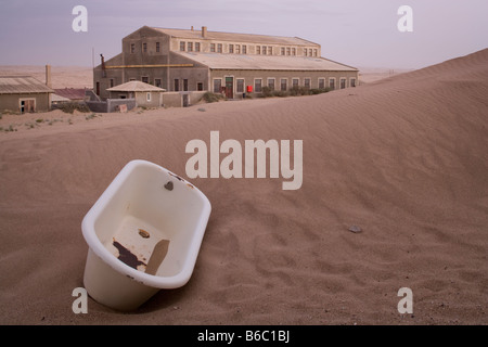 Africa Namibia Kolmanskop vasca risiede nella sabbia di drifting al di fuori di edifici in città fantasma abbandonate città di diamante Foto Stock