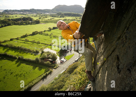 Eric Jones veterano scalatore alpinista Tremadog Snowdonia Galles del Nord Foto Stock