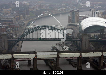 Vista aerea del Tyne Bridge e il Gateshead Millennium Bridge che attraversa il fiume Tyne, Newcastle upon Tyne, Inghilterra Foto Stock