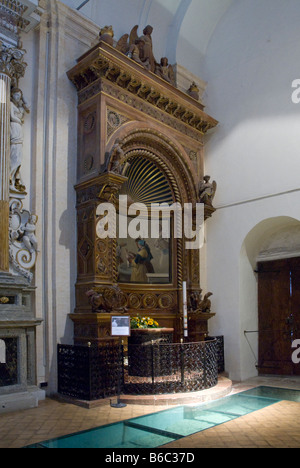 Duomo di San Rufino, Assisi. Font nel quale San Francesco e Santa Chiara sono stati battezzati Foto Stock