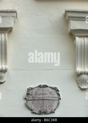 La placca sul muro di Sir Christopher Wren's ex casa a Cardinali Wharf, South Bank di Londra, Inghilterra. Foto Stock