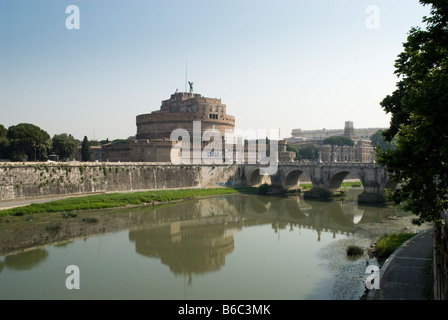 Ponte Sant' Angelo e il Castello di Sant' Angelo dal Ponte Vittioro Emanuele II oltre il fiume Tevere Foto Stock