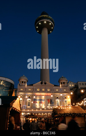 Liverpool Mercatino di Natale Playhouse Theatre e St Johns Tower Foto Stock