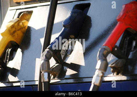 Stazione di gas pompe con vari gradi di carburante. Foto Stock