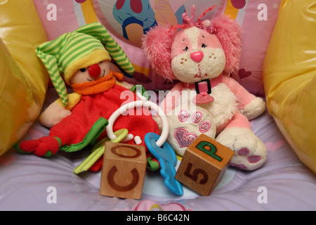 Giocattoli per bambini disposti su una poltrona gonfiabile Foto Stock