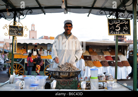 Cuocere le lumache per vendita a Djemaa El Fna a Marrakech Foto Stock