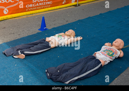 Bambino fire rescue manichini in Downtown Arts Festival Gainesville Florida Foto Stock