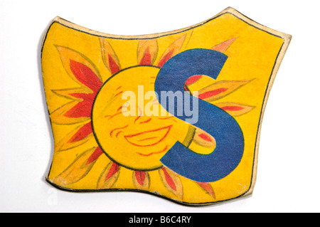 Vintage lettera alfabeto pezzo di puzzle per i bambini con la lettera S e l'immagine del sole stampati su di essa Foto Stock