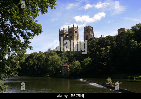 La Cattedrale di Durham si erge sopra il fiume usura, Durham, Inghilterra Foto Stock