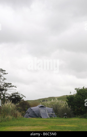 Una tenda singola su un nuvoloso inglese campeggio Foto Stock