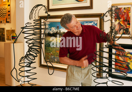 Uomo maturo in galleria d'arte Foto Stock