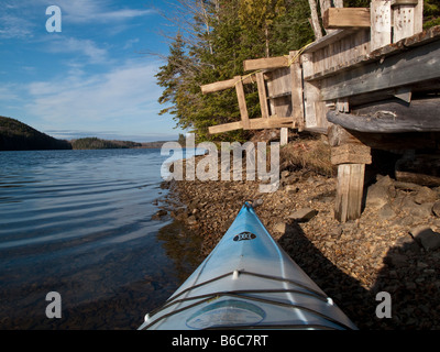 Blue kayak su san giovanni fiume con il dock al di fuori dell'acqua per l'inverno il st. john fiume new brunswick canada Foto Stock