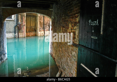 Canale di Venezia con una caduta di postale sul lato Foto Stock