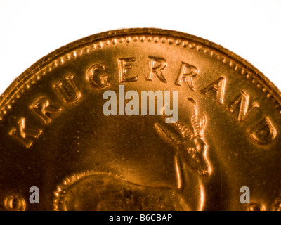 Close up di un Krugerrand Gold bullion coin. La foto si concentra sulla parola Krugerrand e mostra la parte superiore del springbok Foto Stock