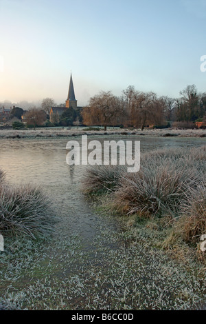 Godalming Chiesa Parrocchiale nel Surrey UK all alba di un inverno di mattina Foto Stock