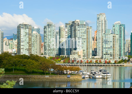 Condominio torri formano lo skyline a False Creek Vancouver British Columbia Canada 2007 Foto Stock