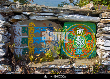 Pietre di preghiera su di una parete di Mani vicino Rinchenpong, Sikkim, India Foto Stock