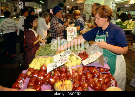 I fornitori vendono una varietà di articoli tra cui frutta e verdura fresca a Lancaster del Mercato Centrale Foto Stock