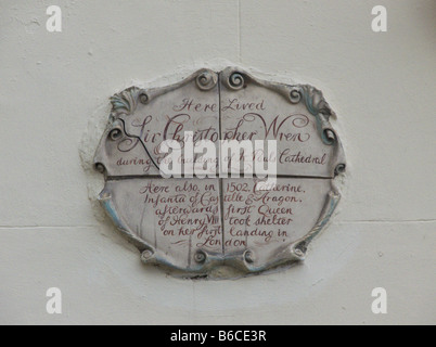 La placca sul muro di Sir Christopher Wren's ex casa a Cardinali Wharf, South Bank di Londra, Inghilterra. Foto Stock