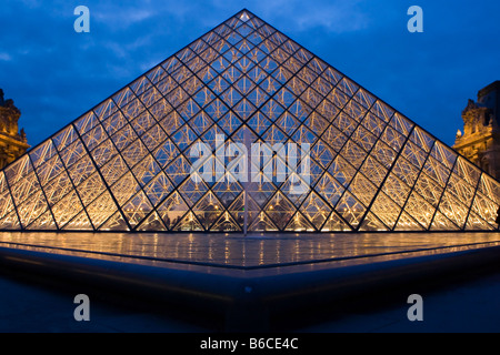 Il popolare ingresso piramide del Louvre di Parigi Foto Stock