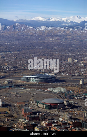 Vista aerea di Mile High Stadium Denver home di Denver Broncos con montagne rocciose in background Foto Stock