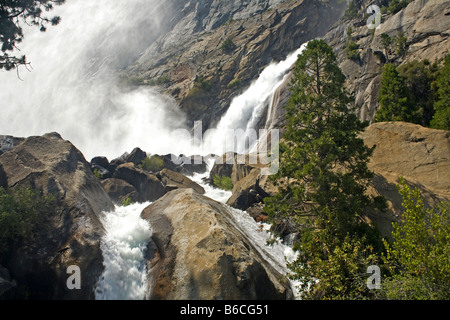 CALIFORNIA - Wapama scende lungo il Hetch Hetchy serbatoio nel Parco Nazionale di Yosemite. Foto Stock