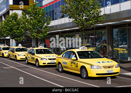 Melbourne taxi / taxi attendere a un rango in Melbourne Victoria Australia. Foto Stock