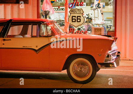 1956 Ford sul display in corrispondenza del percorso 66 Luogo e ritorcitoi Soda fontana sulla storica Route 66 in Williams Arizona Foto Stock
