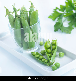 Close-up di baccelli di piselli e piselli sul vassoio Foto Stock