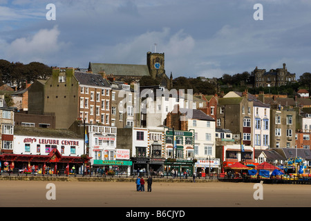Scarborough Foreshore Rd lungomare spiagge tipici edifici North Yorkshire UK Gran Bretagna Foto Stock