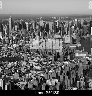 Vista aerea sopra Manhattan lower east side verso Empire State Building di New York City Foto Stock