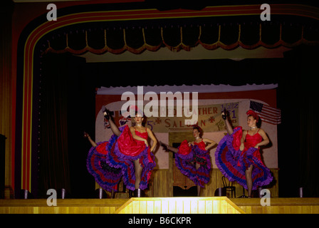 Cancan Danza - possono essere ragazze che ballano a dente diamantato Gertie's Gambling Hall, Dawson City, Yukon Territory, Canada Foto Stock