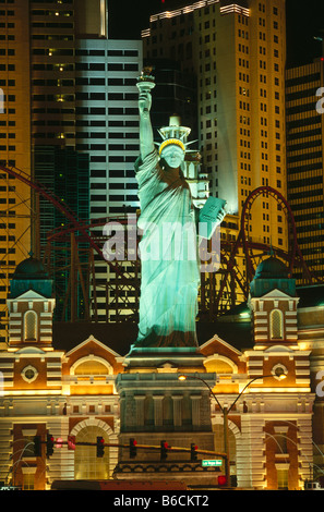 Replica della statua del Liberty illuminato di fronte agli edifici, Las Vegas, contea di Clark, Nevada, STATI UNITI D'AMERICA Foto Stock