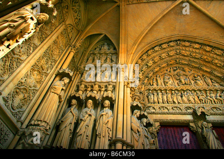 Dettaglio in muratura presso la porta principale di Saint Etienne la cattedrale di Metz, nella regione della Lorena della Francia. Foto Stock