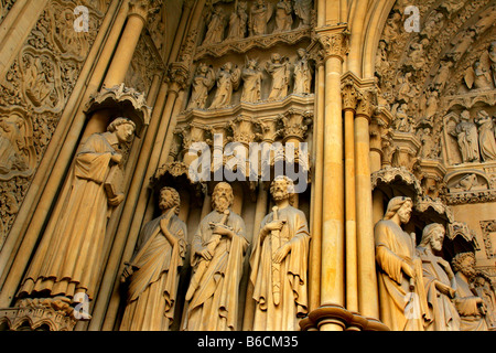 Dettaglio in muratura presso la porta principale di Saint Etienne la cattedrale di Metz, nella regione della Lorena della Francia. Foto Stock