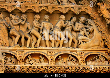 Dettaglio in muratura presso la porta principale di Saint Etienne la cattedrale di Metz, nella regione della Lorena della Francia. Foto Stock