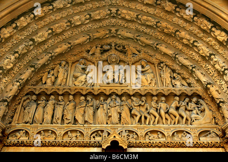 Dettaglio in muratura presso la porta principale di Saint Etienne la cattedrale di Metz, nella regione della Lorena della Francia. Foto Stock