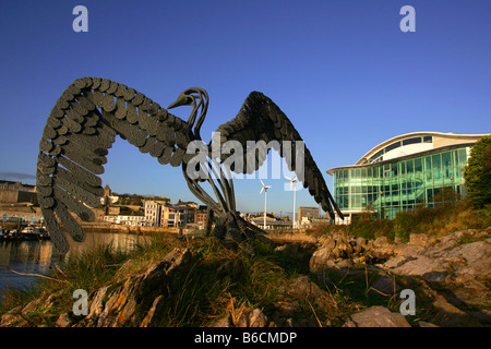 Una scultura di un cormorano vicino alla National Marine Aquarium del Barbican a Plymouth, Devon. Foto Stock